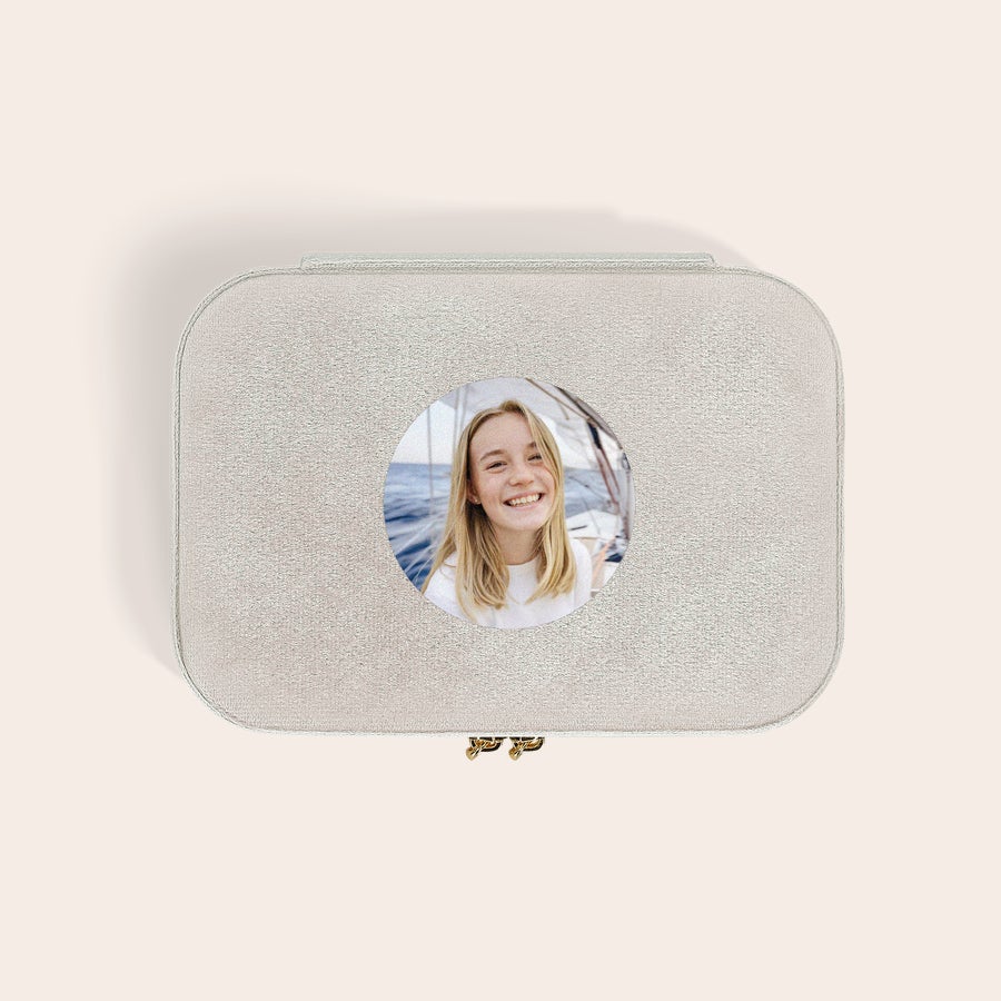 Schmuckkästchen personalisiert Schmuckkästchen personalisiert - Rechteckig - Beige mit gedrucktem Foto einer lächelnden jungen Frau.