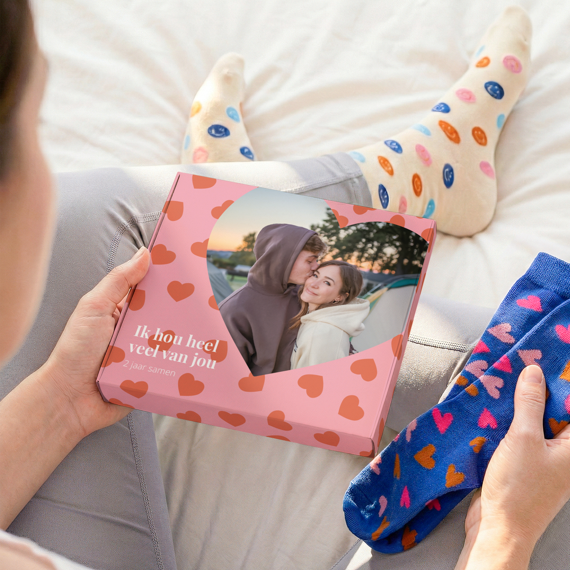 Sokken giftbox personaliseren met eigen foto en tekst Ik hou heel veel van jou, 2 jaar samen. Blauwe sokken met hartenpatroon en 2 paar sokken in maat 35/38