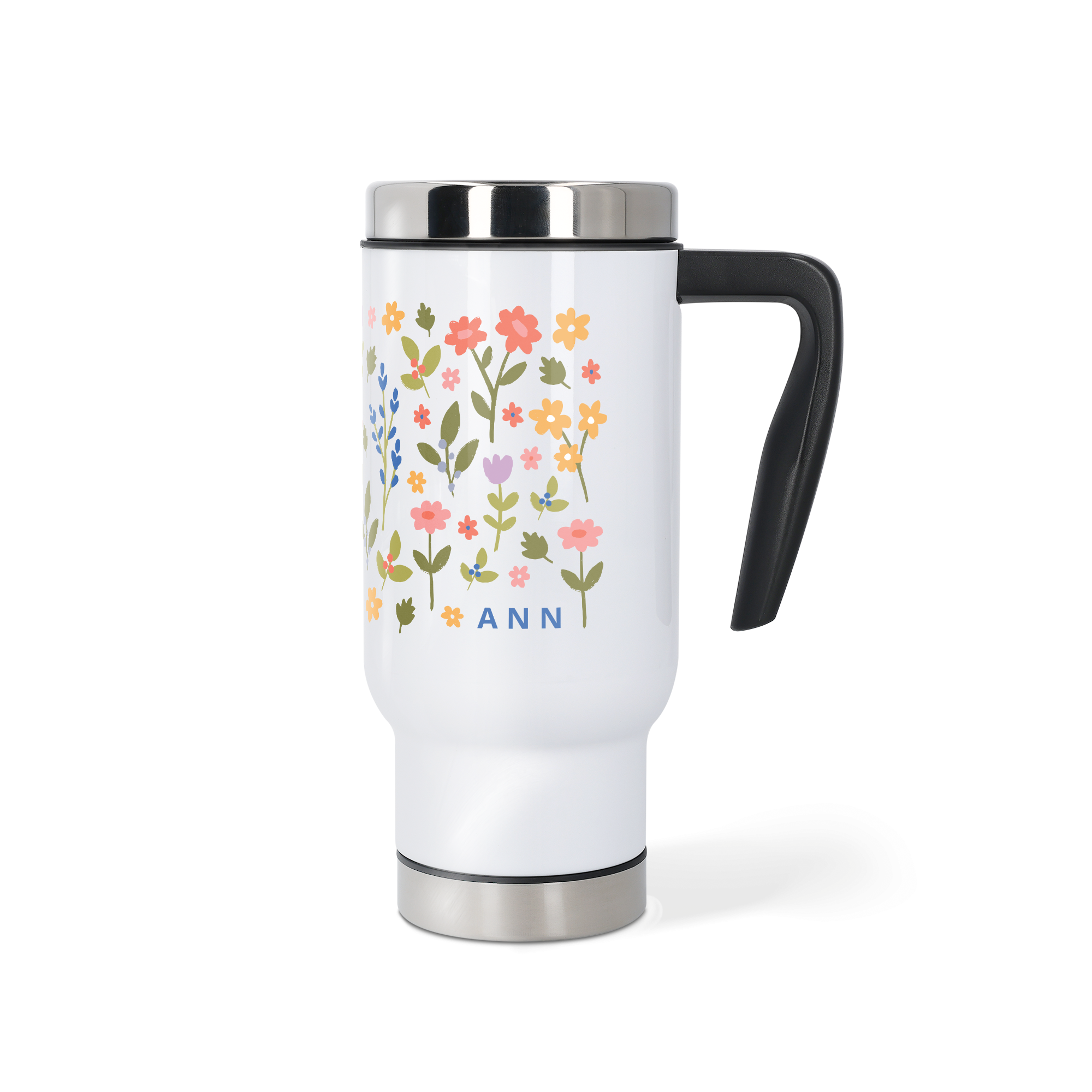 Weißer Thermobecher mit schwarzem Henkel, bedruckt mit bunten Blumen und dem Namen ANN in Blau, um den Beschenkten zu überraschen.