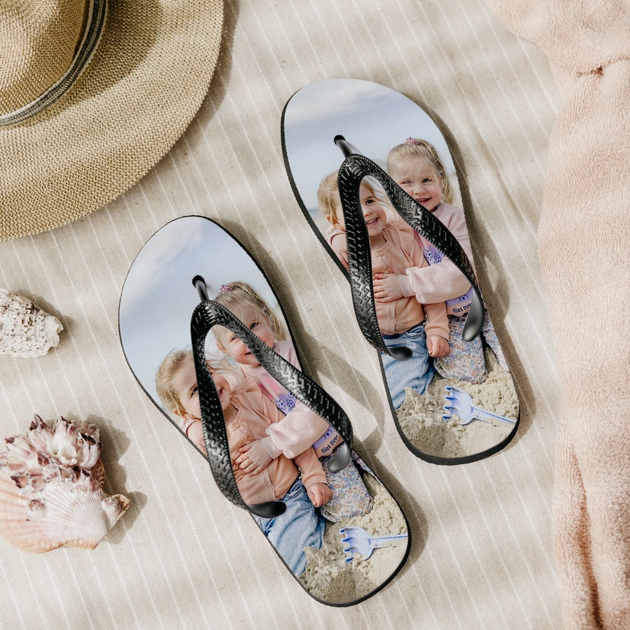 Chanclas Sandalias negras con foto de dos niñas sonrientes en la playa, personalizadas con una imagen y texto.