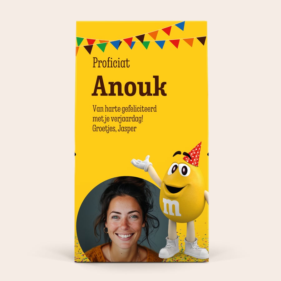 XL M&M's box personaliseren - 6 zakjes (714 gram) XL M&M's box personaliseren - 6 zakjes (714 gram) met eigen foto, de naam Anouk en tekst 'Van harte gefeliciteerd met je verjaardag! Groetjes, Jasper' geprint op de verpakking.