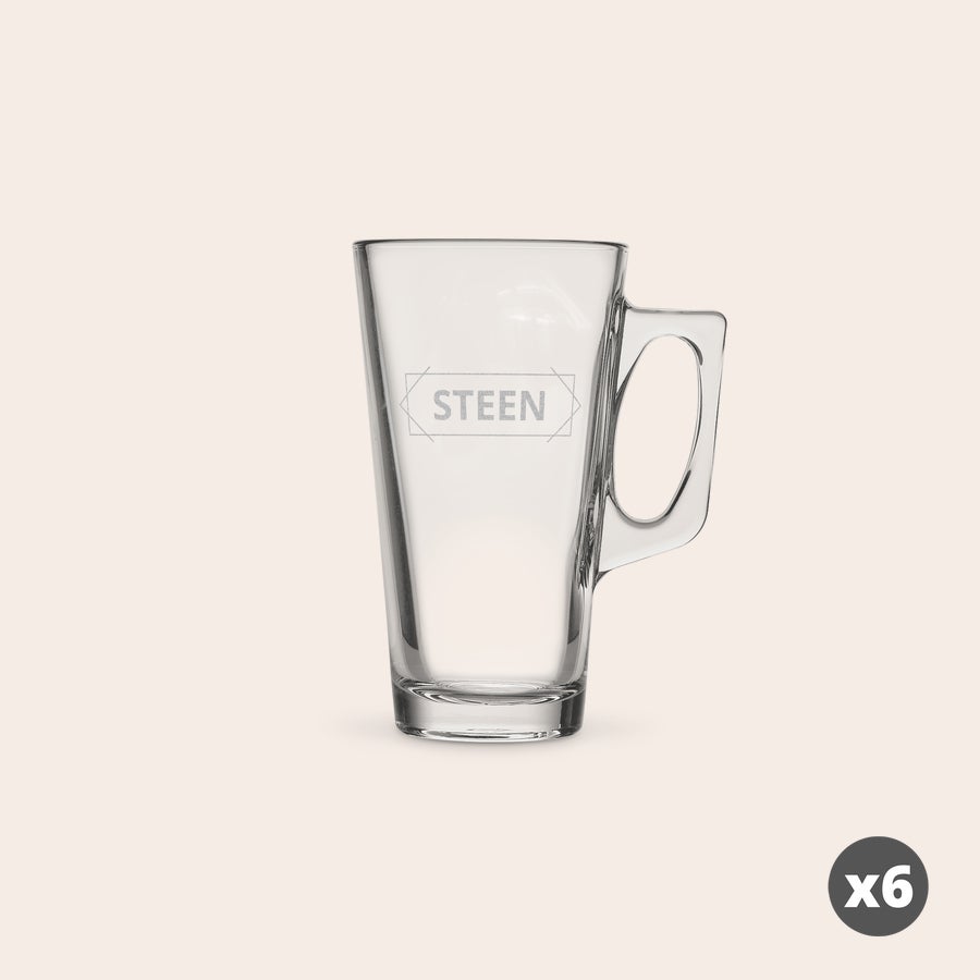 Latte macchiatoglas Et personligt kaffeglas i klart glas graveret med navnet STEEN i et grafisk design til latte macchiato