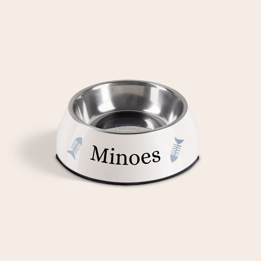 Kattenvoerbak met naam Witte kattenvoerbak met naam Minoes en twee blauwe visgraten bedrukt, jouw poezenbeest verdient een persoonlijke kattenvoerbak