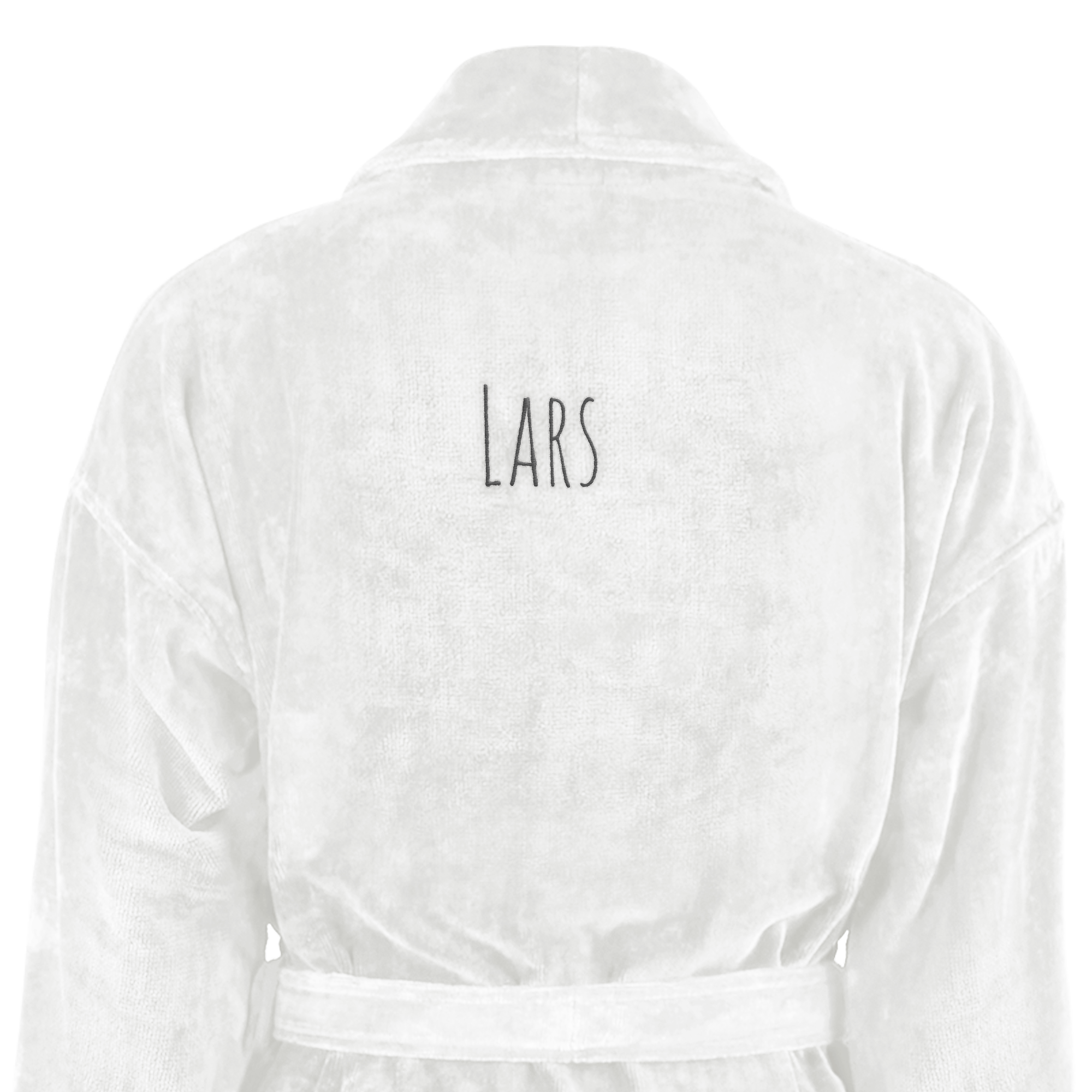 Luksus badekåbe til mænd, hvid, med broderet navn LARS på ryggen i sort skrift.