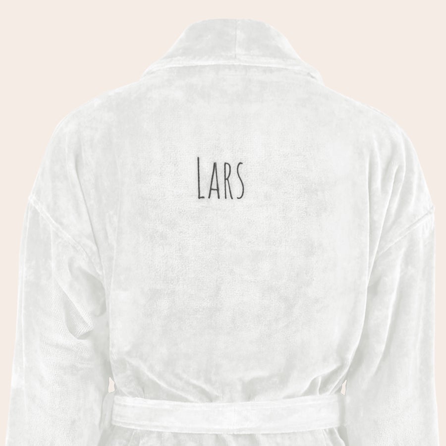 Badekåbe til mænd Hvid luksus badekåbe broderet med navnet Lars på ryggen, et personligt designet tøj til den, du overrasker.