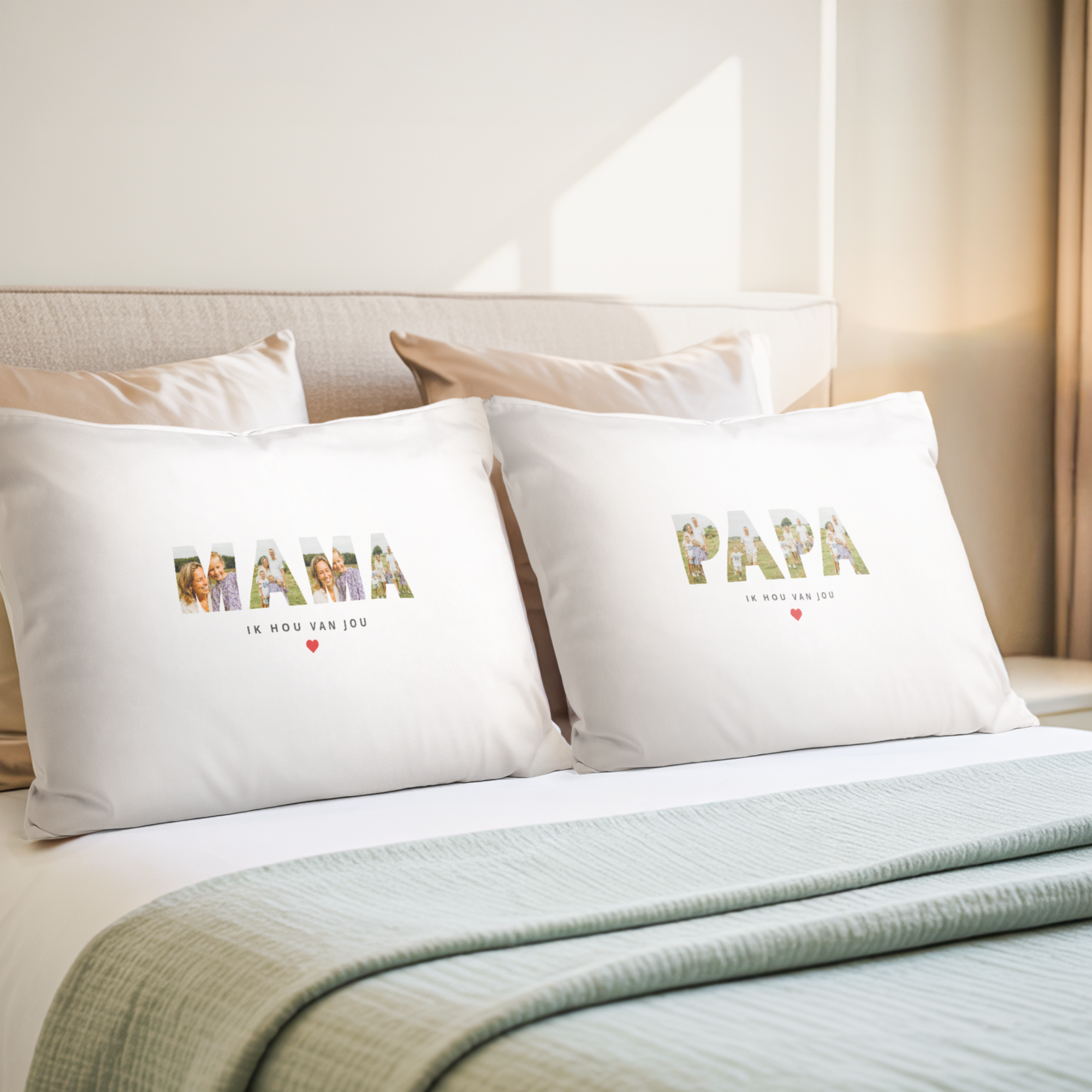 Witte persoonlijke liefdesset kussenslopen bedrukt met familiefoto's in de woorden Mama en Papa en tekst Ik hou van jou met een hartje