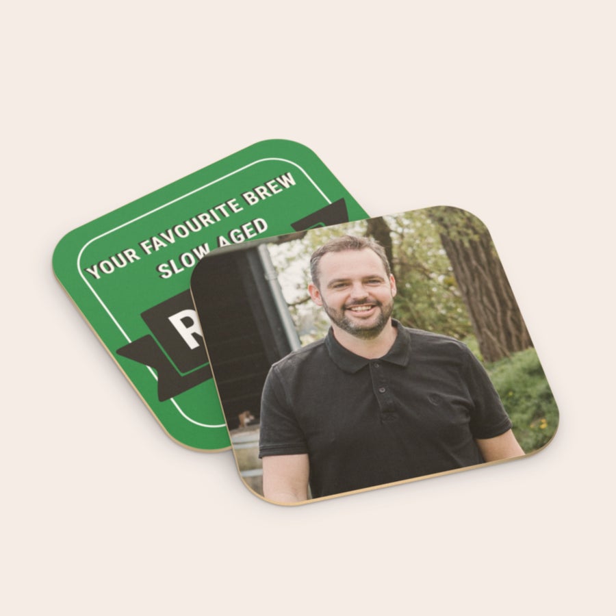 Øl glasbrikker med tryk Rund ølbrik coaster med foto af en smilende mand og tekst printed på grøn baggrund for en unik og personlig coaster