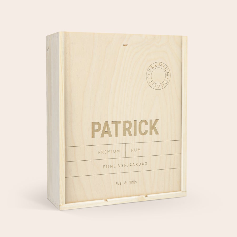 Personalised wooden case Deluxe wooden case with personalised engraving featuring the name Patrick and the text Fijne Verjaardag (Happy Birthday) for a bottle and 2 wine glasses.