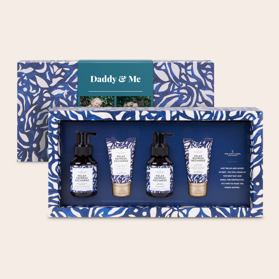 Hyvinvointisetti - The Gift Label Yksilöitävä vieraspyyhelahjasetti sinisessä laatikossa, jonka kannessa teksti "Daddy & Me" ja kuvia.