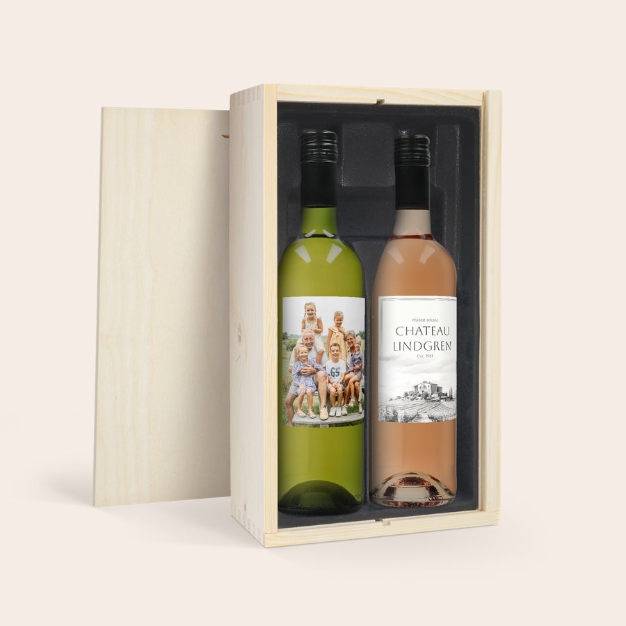 Belvy vinpaket present Trälåda med två Belvy-vinflaskor, en vit och en rosé, med personlig etikett tryckt med foto och text