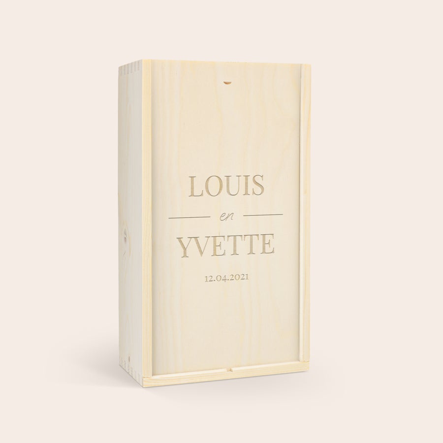 Coffret vin personnalisé - Oude kaap Coffret en bois personnalisé pour 2 bouteilles Oude Kaap, gravé avec les noms Louis et Yvette et la date 12.04.2021