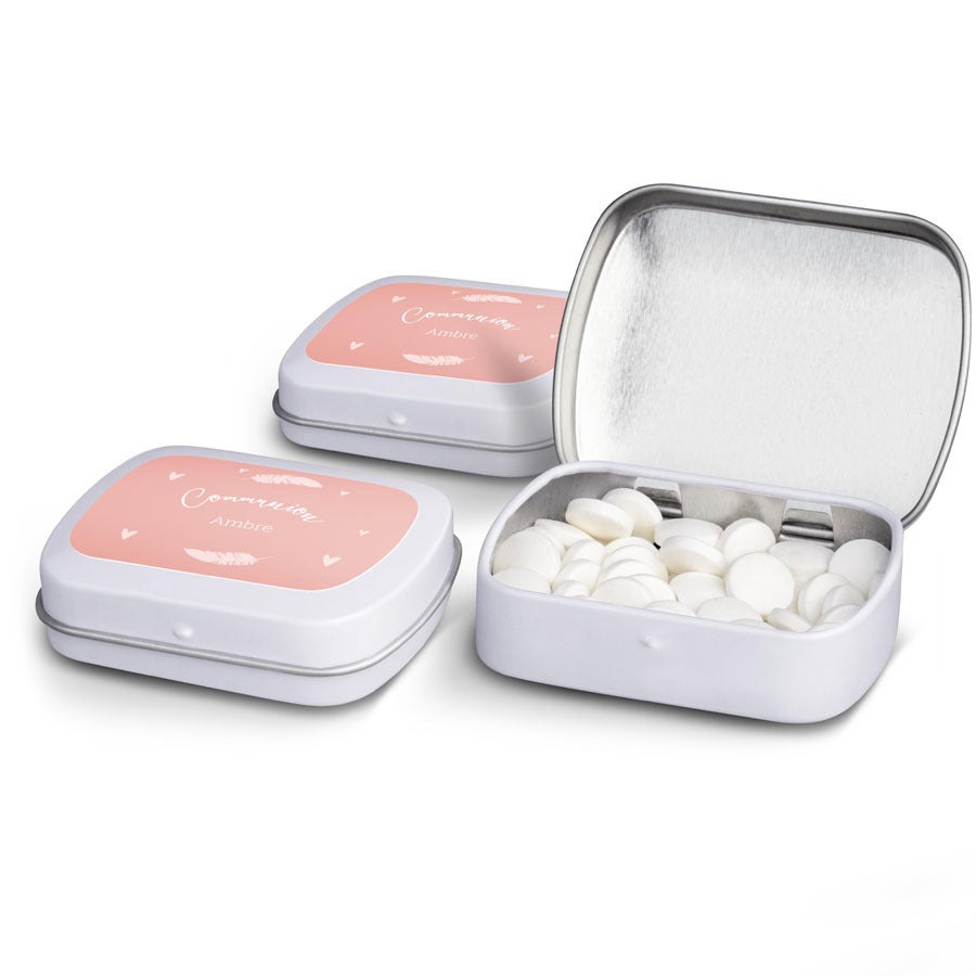 Trois boîtes de menthes poivrées personnalisées pour une communion. L'une est ouverte et remplie.