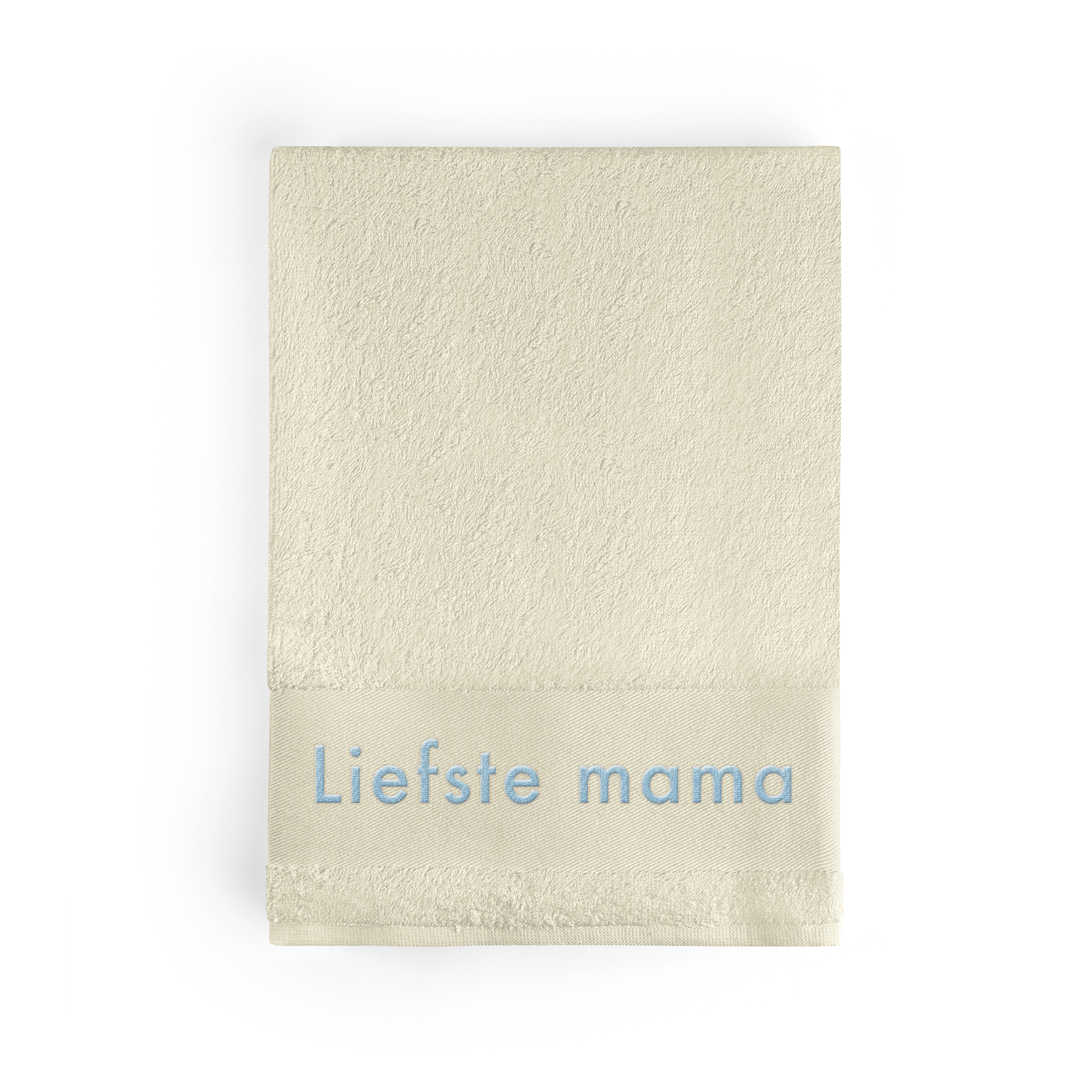 Crèmekleurig badlaken met naam geborduurd in lichtblauwe letters "Liefste mama" als persoonlijk strandaccessoire.