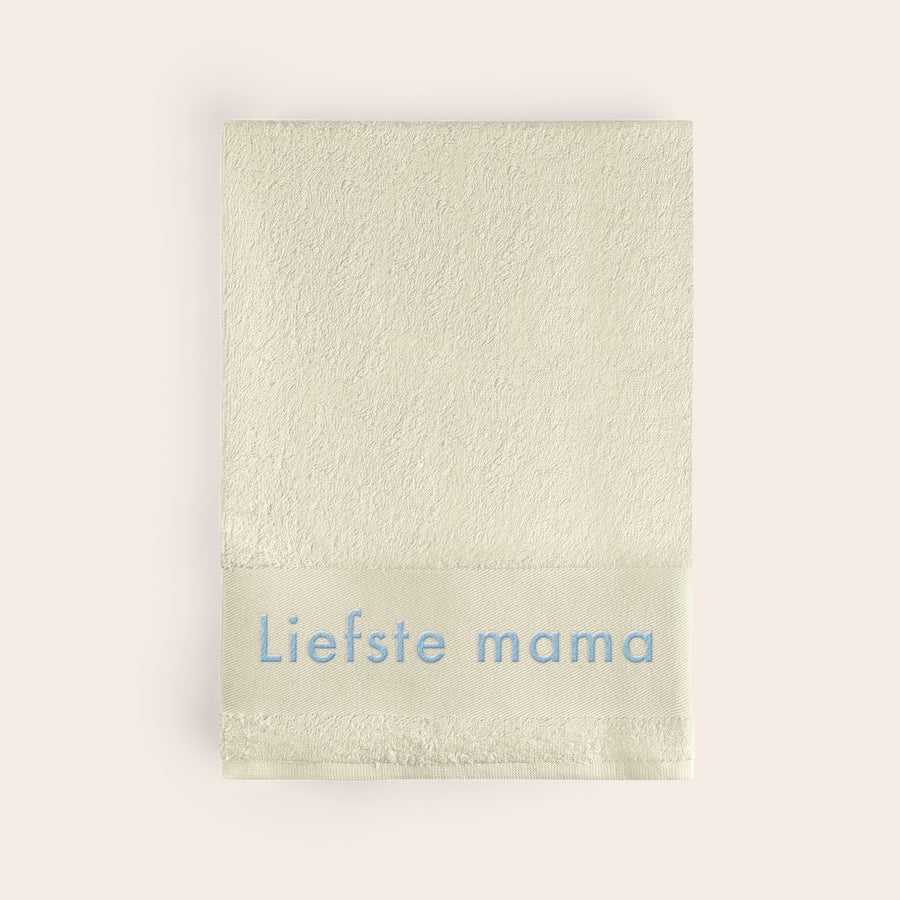 Handdoek met naam Crèmekleurige handdoek met de tekst Liefste mama in het blauw geborduurd, een handdoek met naam.