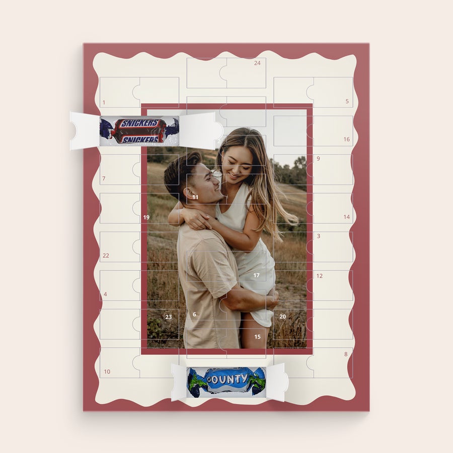 Spersonalizowany kalendarz adwentowy Mars Miniatures Personalizowany kalendarz adwentowy Mars Miniatures ze zdjęciem pary, czekoladkami Snickers i Bounty