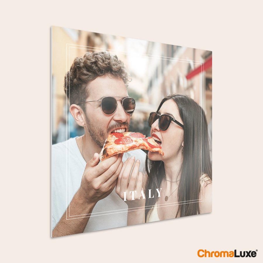 Impression photo sur aluminium Tableau photo personnalisé ChromaLuxe en aluminium, imprimé avec un couple mangeant de la pizza en Italie