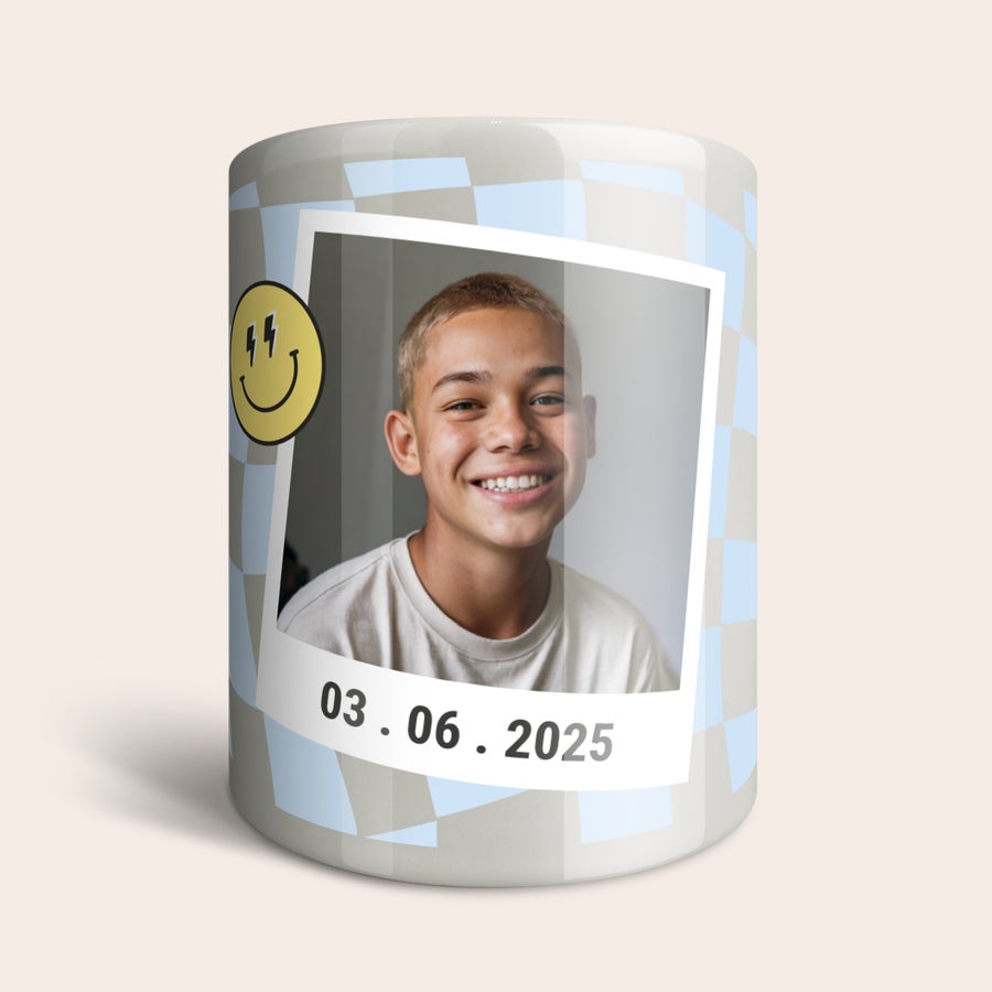 Sparebøsse til Konfirmation med billede og tekst Keramisk sparebøsse med personligt printet foto af en smilende dreng, datoen 03.06.2025 og et gult smiley-ikon. Giv penge til konfirmanden.