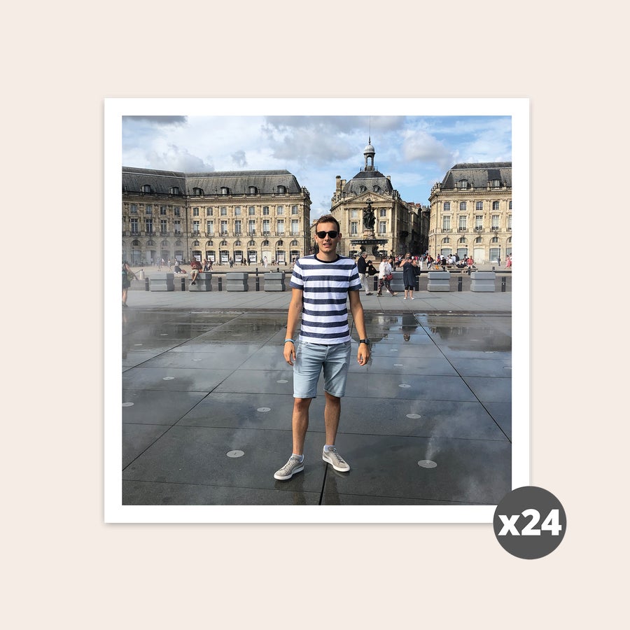 Retro Fotos Drucken Personalisierte Retro Fotos gedruckt mit deinem Erinnerungsfoto eines Mannes vor einem Brunnen mit Gebäuden