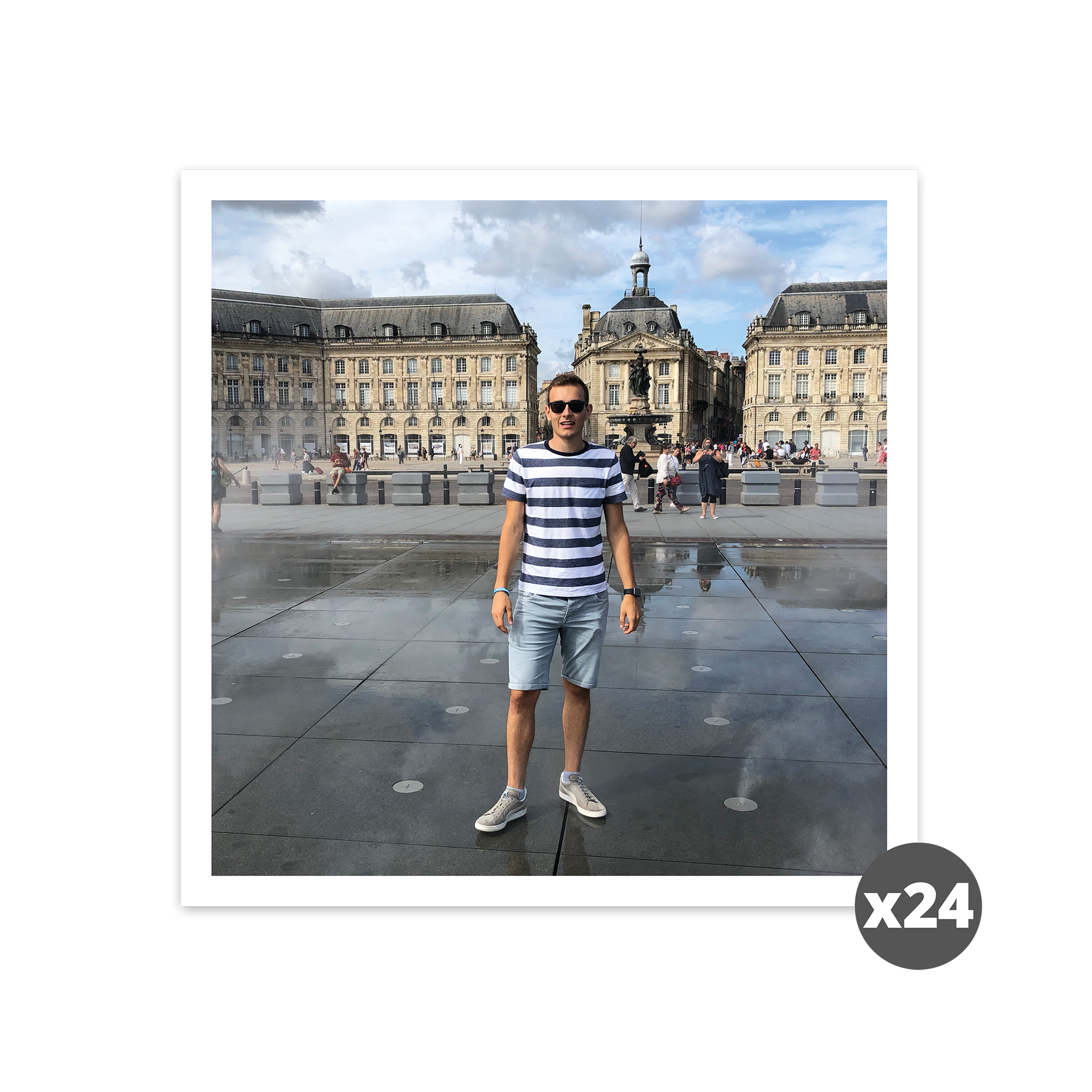 Tirage photo rétro carré personnalisé imprimé avec un homme en t-shirt rayé devant un monument urbain