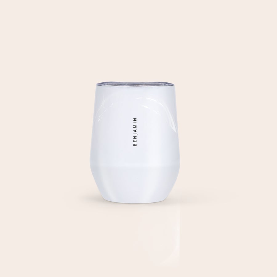 Pahar de călătorie cu capac Cană de călătorie personalizată albă cu capac transparent și numele BENJAMIN imprimat vertical cu negru.