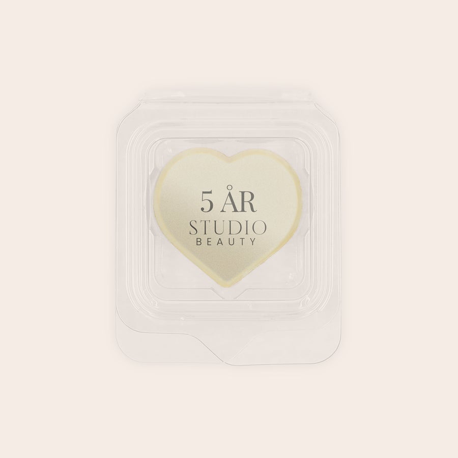 Chokolader med billede - indpakket individuelt Et hjerteformet chokoladestykke med teksten "5 ÅR STUDIO BEAUTY" i en plastindpakning, der kan trykkes med foto eller logo.