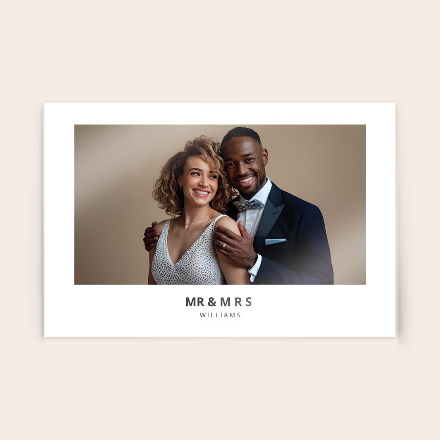 Fotografija na akrilu Personalizirana akrilna fotografija para Mr & Mrs Williams, natisnjena s polnobarvnim tiskom. Ovekovečite svoj najbolj nepozaben trenutek!