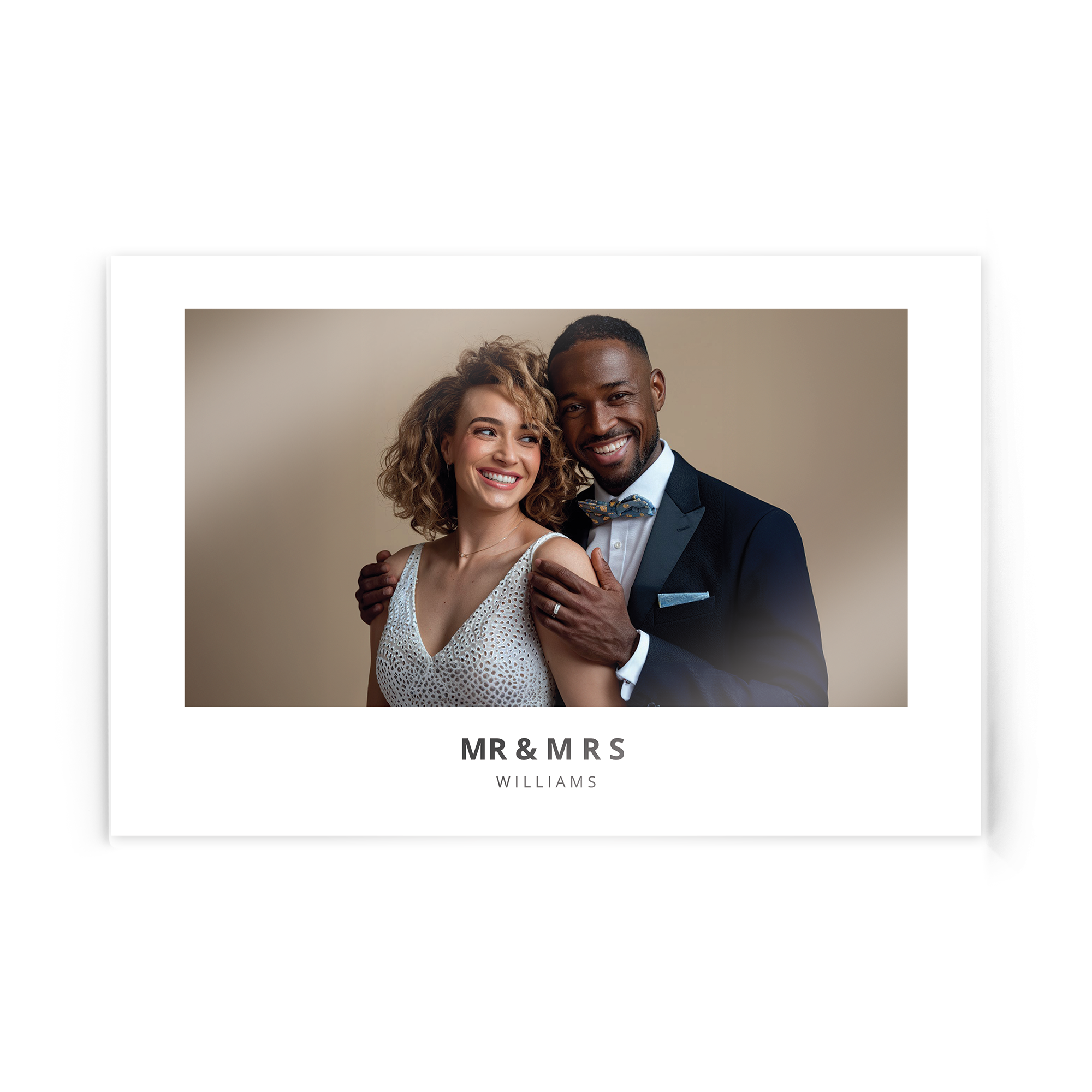 Foto en acrílico impresa con la imagen de una pareja sonriente y el texto personalizado "MR & MRS WILLIAMS".