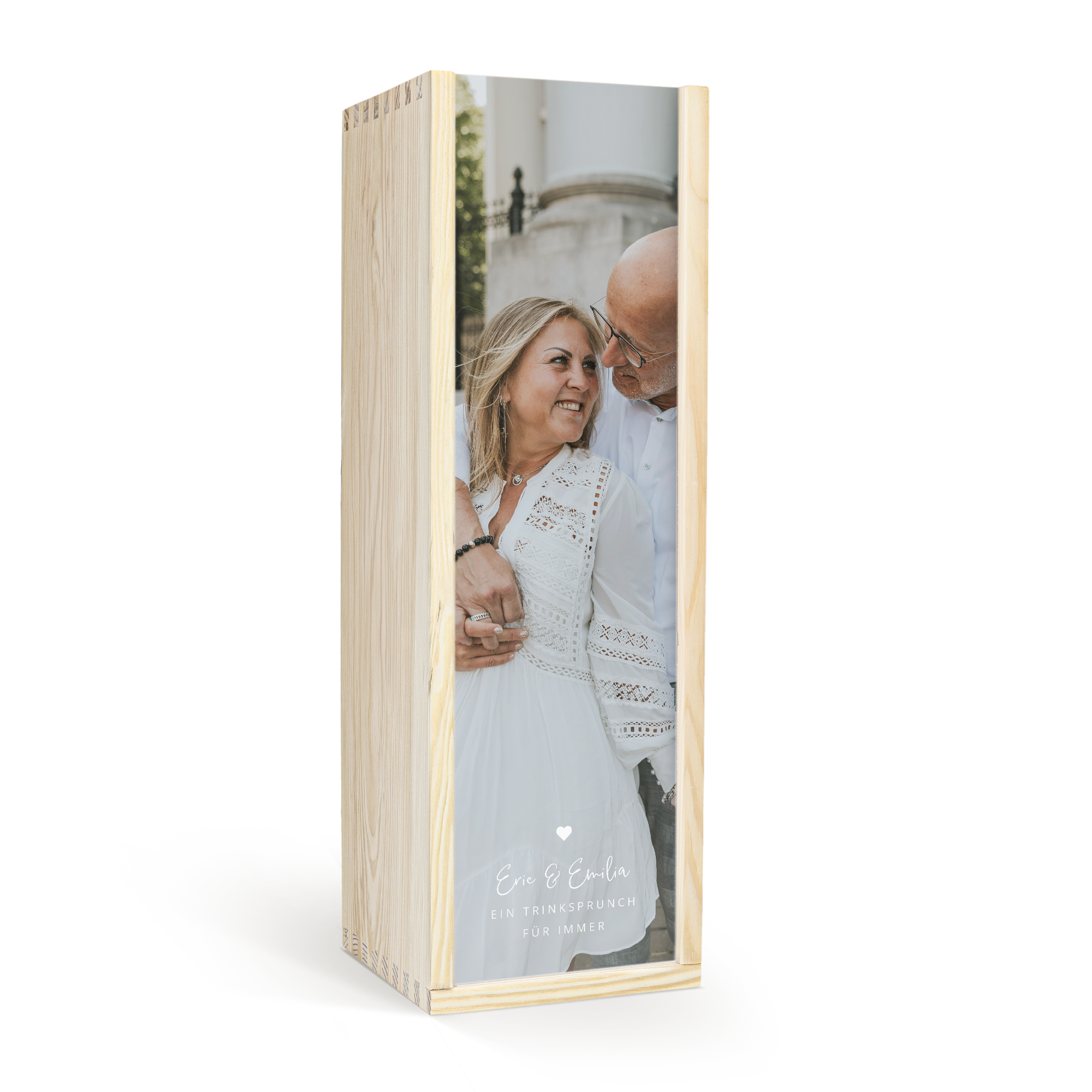 Personalisierte Holzkiste für Gin, bedruckt mit einem Pärchenfoto und dem Text "Eric & Emilia Ein Trinkspruch für Immer"