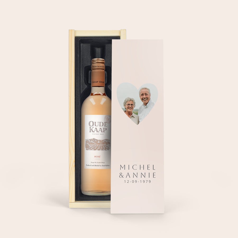 Coffret vin Oude Kaap - Rosé personnalisé Offrez une bouteille Oude Kaap Rosé dans un coffret personnalisé avec photo de Michel et Annie et la date