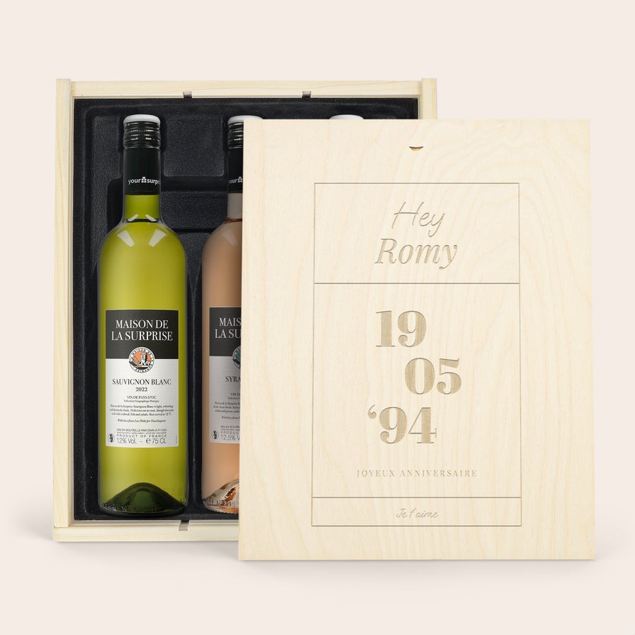 Coffret vin Maison de la Surprise personnalisé Coffret personnalisé de 3 bouteilles de Maison de la Surprise avec couvercle en bois gravé avec les mots Hey Romy, 19 05 94, Joyeux Anniversaire et Je t'aime