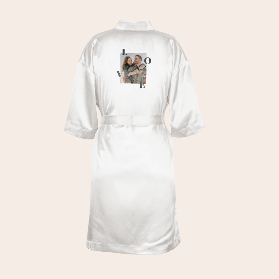 Quimono personalizado Quimono branco com foto de casal impressa e a palavra LOVE para surpreender quem você ama