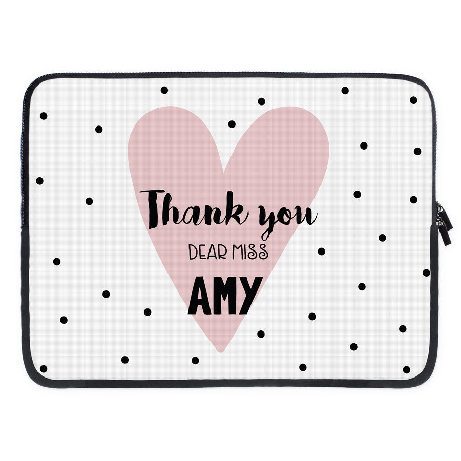 Funda personalizada para laptop blanca con lunares, corazón rosa y el texto "Thank you Dear Miss Amy" impreso.