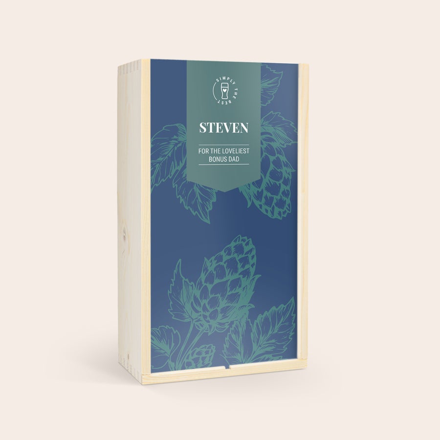 Den otců piva v dřevěném pouzdře - Westmalle Dřevěná bedna na pivo s potiskem pro tátu, modré provedení se jménem Steven a textem