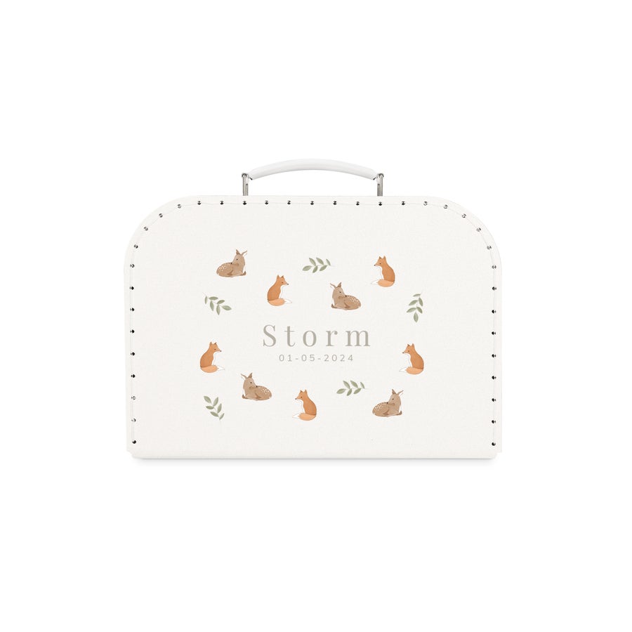 Børnekuffert med print Personlig legetøjskuffert med ræve- og hjortemotiv, påtrykt "Storm 01-05-2024", en unik rejsekammerat.