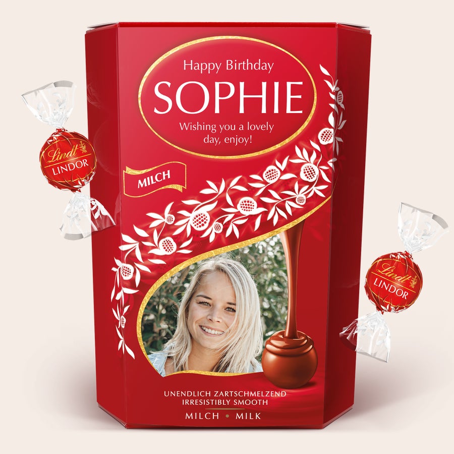 Darilna škatla za čokolado Lindt Rdeča personalizirana darilna škatla Lindt Chocolate s tiskom Happy Birthday Sophie, fotografijo in sporočilom.