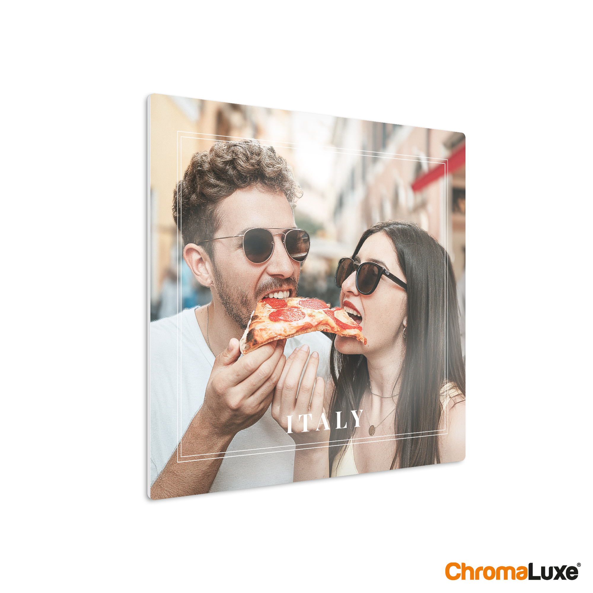 Tableau photo personnalisé ChromaLuxe avec un couple mangeant de la pizza imprimé avec le texte "ITALY"