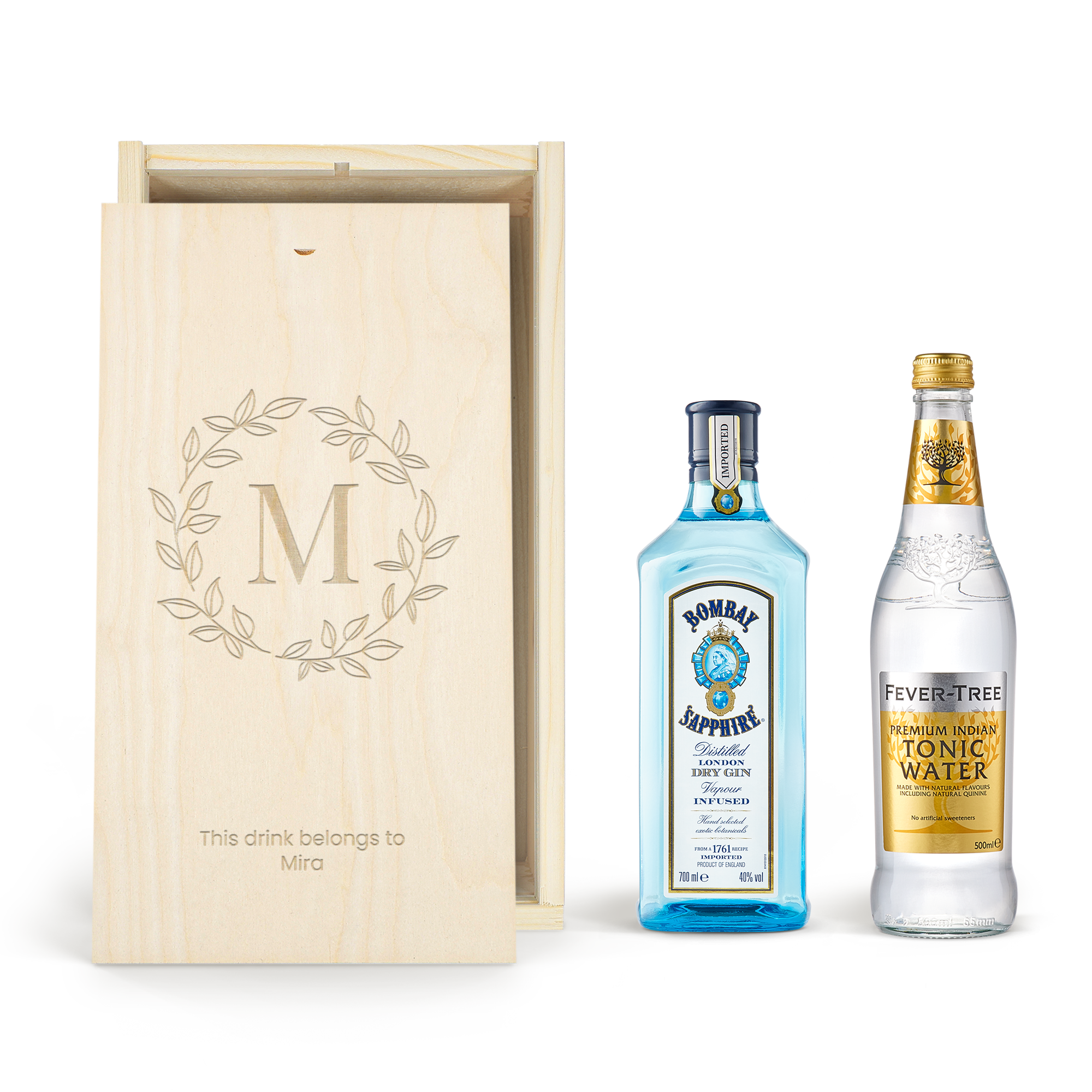 Graverad träask med Bombay Sapphire gin och tonic, personlig med bokstaven M och texten Mira