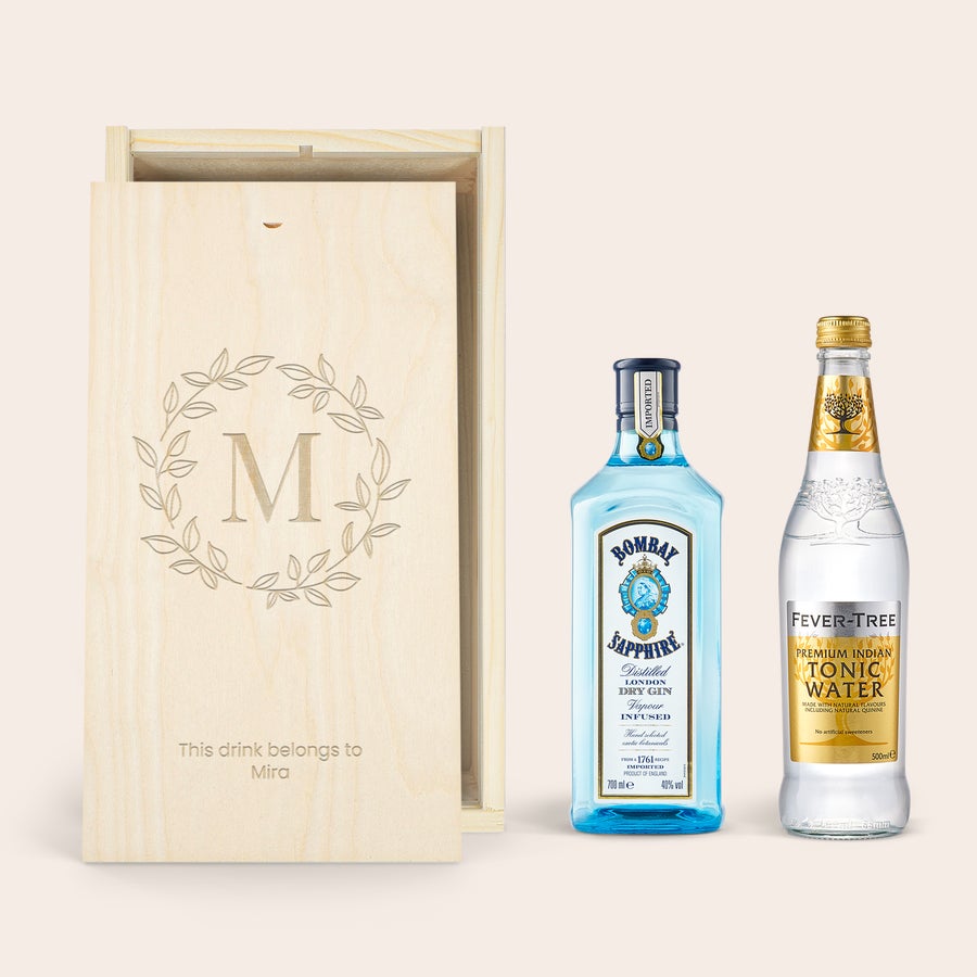 Personlig Gin och tonic set - Bombay Saphire Graverad träask med Bombay Sapphire gin och tonic, personlig med bokstaven M och texten Mira