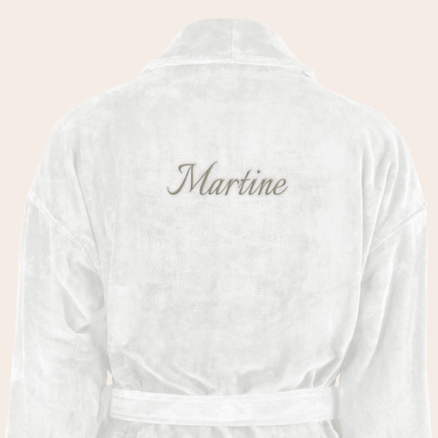Badekåpe for kvinner med navn Hvit badekåpe brodert med navnet Martine i elegant skrift, en personlig myk badekåpe.