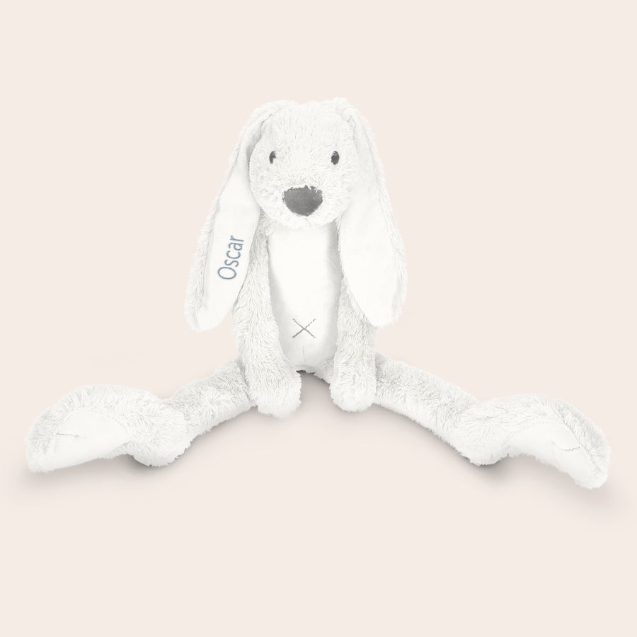 Jucarie personalizata - Happy Horse - Rabbit Richie Plușul iepuraș Richie alb, cu numele Oscar brodat cu albastru pe ureche, Surprinde-l pe cel mic cu acest pluș Iepurașul Richie cu numele ales de tine