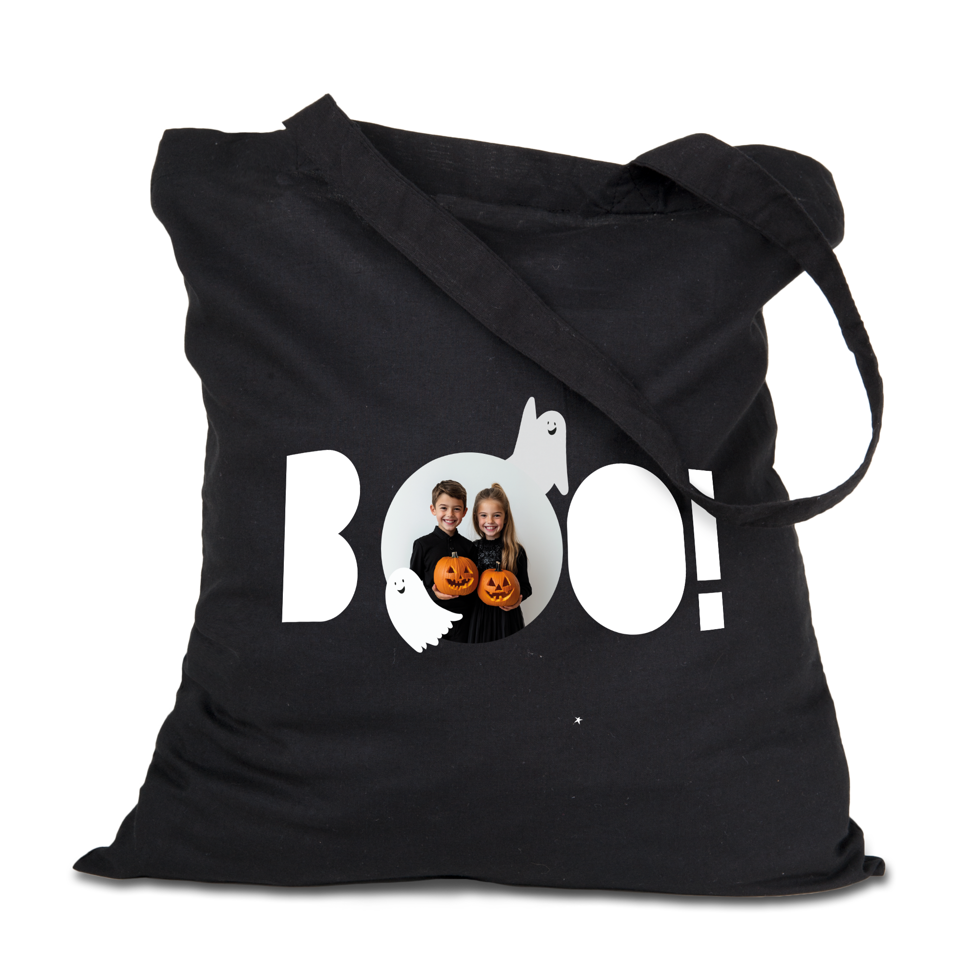 Musta kangaskassi omalla painatuksella, jossa kuva lapsista ja Halloween-teema "Boo!"