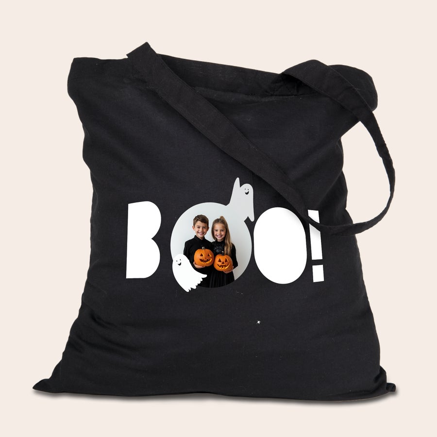 Plátená taška Čierna personalizovaná plátenná taška s potlačou "BOO" a fotografiou dvoch detí v strede. Prineste všetky svoje obľúbené veci v tejto super cool potlačenej plátennej taške.