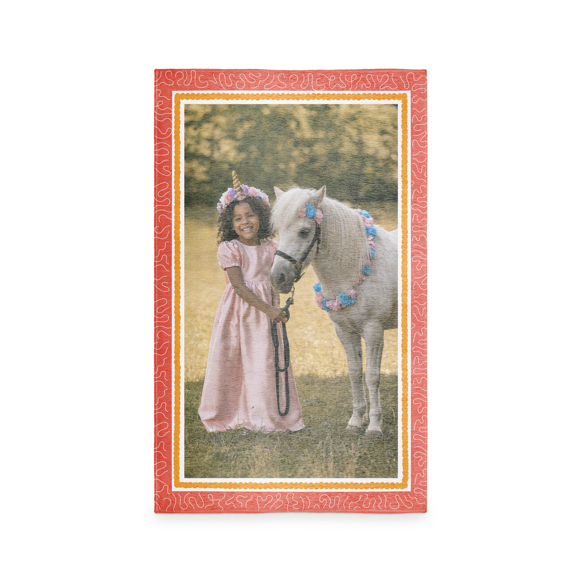 Personalisierte Spielmatte mit Fotodruck eines lächelnden Mädchens im Einhornkostüm neben einem Pony