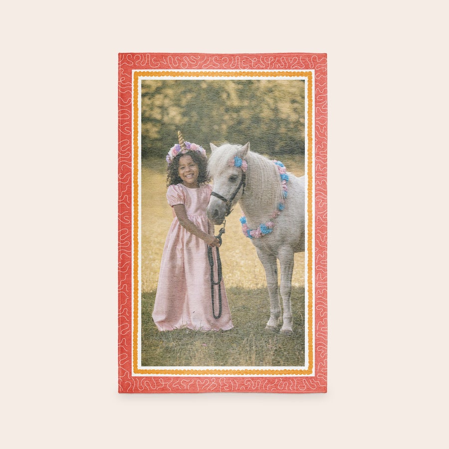 Tappeto da gioco stampato Tappetino da gioco personalizzato con foto stampata di una bambina e un cavallo bianco, bordi decorativi rossi e gialli