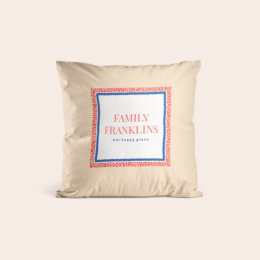 Cuscini con Foto Cuscino beige personalizzato con stampa "Family Franklins our happy place" bordato in rosso e blu. Trasforma qualsiasi spazio con un cuscino splendidamente personalizzato.