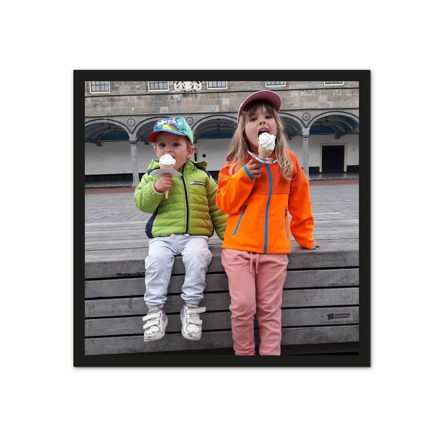 Två barn sitter och äter glass på ett personligt foto med retro känsla. Tryck dina finaste minnen på retro bild.