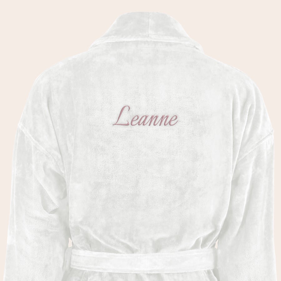 Kopalni plašč - ženske Beli mehak kopalni plašč z izvezenim imenom "Leanne" v rožnati barvi, ki ga lahko podarite