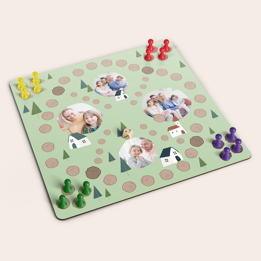 Personligt brætspil - Familiebrætspil Personligt familiebrætspil med foto og tekst printet på spillepladen, terning og brikker.