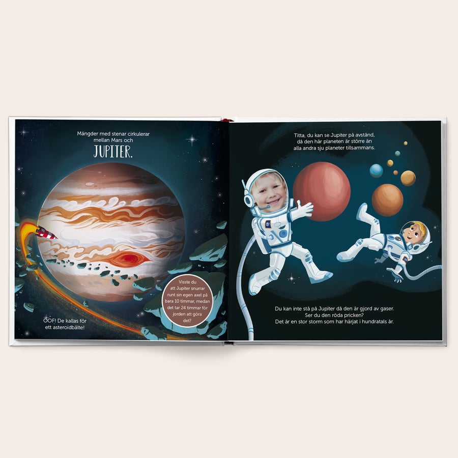 Personlig bok - Den lilla astronauten Bok med namn - Den lilla astronauten & Namn på en resa till planeterna – Hardcover med anpassningsbar barnansikte.
