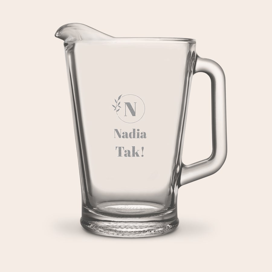 Indgraveret glaskande Glaskande med graveret N-initial i cirkel, navnet Nadia og ordet Tak! til at overraske dine kære